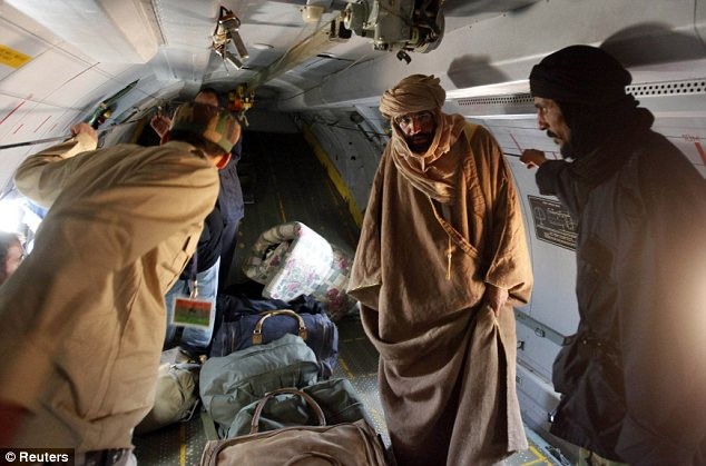 Saif Gaddafi trên máy bay trở về Tripoli